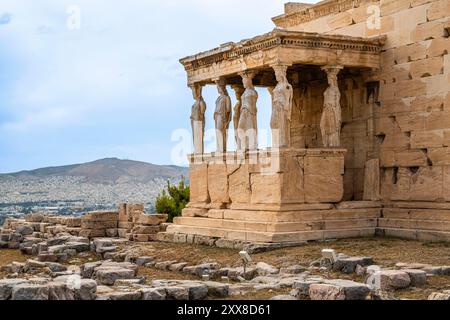 Grèce, Athènes, Ascension de l'acropole, avec vue sur la ville, Théâtre de Dionysos, l'ancien Temple d'Athéna et le Parthénon en travaux Stockfoto