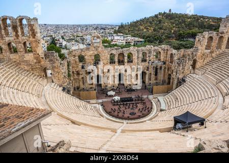 Grèce, Athènes, Ascension de l'acropole, avec vue sur la ville, Théâtre de Dionysos, l'ancien Temple d'Athéna et le Parthénon en travaux Stockfoto