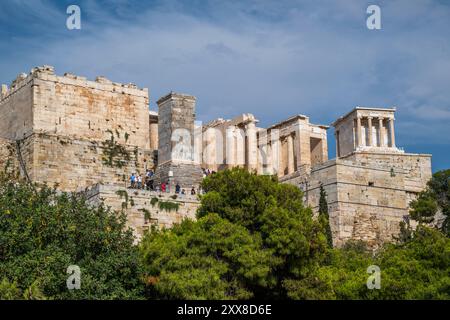 Grèce, Athènes, Ascension de l'acropole, avec vue sur la ville, Théâtre de Dionysos, l'ancien Temple d'Athéna et le Parthénon en travaux Stockfoto