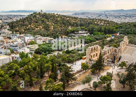 Grèce, Athènes, Ascension de l'acropole, avec vue sur la ville, Théâtre de Dionysos, l'ancien Temple d'Athéna et le Parthénon en travaux Stockfoto