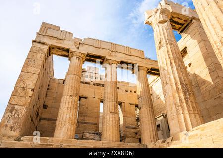 Grèce, Athènes, Ascension de l'acropole, avec vue sur la ville, Théâtre de Dionysos, l'ancien Temple d'Athéna et le Parthénon en travaux Stockfoto