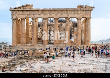 Grèce, Athènes, Ascension de l'acropole, avec vue sur la ville, Théâtre de Dionysos, l'ancien Temple d'Athéna et le Parthénon en travaux Stockfoto