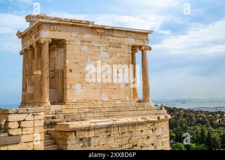 Grèce, Athènes, Ascension de l'acropole, avec vue sur la ville, Théâtre de Dionysos, l'ancien Temple d'Athéna et le Parthénon en travaux Stockfoto