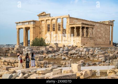 Grèce, Athènes, Ascension de l'acropole, avec vue sur la ville, Théâtre de Dionysos, l'ancien Temple d'Athéna et le Parthénon en travaux Stockfoto