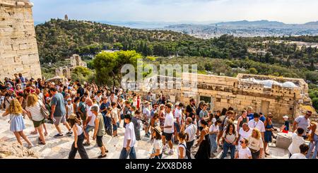 Grèce, Athènes, Ascension de l'acropole, avec vue sur la ville, Théâtre de Dionysos, l'ancien Temple d'Athéna et le Parthénon en travaux Stockfoto