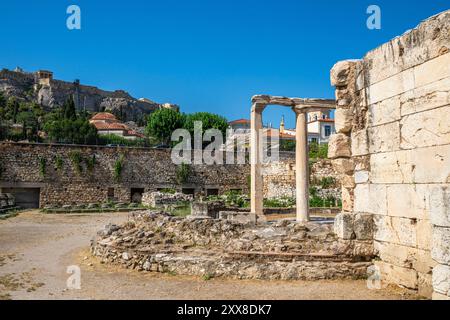 Griechenland, Athen, Hadrian's Library, manchmal auch „Bibliothek der hundert Säulen“ genannt, war eine große Bibliothek auf der römischen Agora im antiken Athen, von der heute noch imposante Ruinen erhalten sind. Stockfoto