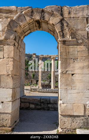 Griechenland, Athen, Hadrian's Library, manchmal auch „Bibliothek der hundert Säulen“ genannt, war eine große Bibliothek auf der römischen Agora im antiken Athen, von der heute noch imposante Ruinen erhalten sind. Stockfoto