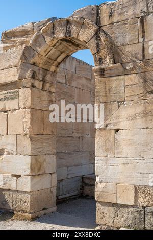 Griechenland, Athen, Hadrian's Library, manchmal auch „Bibliothek der hundert Säulen“ genannt, war eine große Bibliothek auf der römischen Agora im antiken Athen, von der heute noch imposante Ruinen erhalten sind. Stockfoto