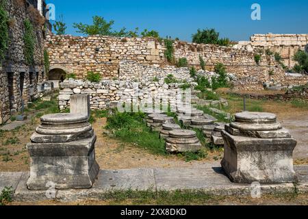 Griechenland, Athen, Hadrian's Library, manchmal auch „Bibliothek der hundert Säulen“ genannt, war eine große Bibliothek auf der römischen Agora im antiken Athen, von der heute noch imposante Ruinen erhalten sind. Stockfoto