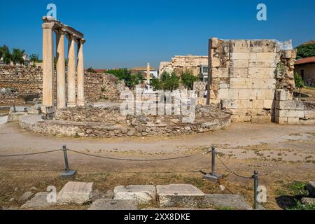 Griechenland, Athen, Hadrian's Library, manchmal auch „Bibliothek der hundert Säulen“ genannt, war eine große Bibliothek auf der römischen Agora im antiken Athen, von der heute noch imposante Ruinen erhalten sind. Stockfoto