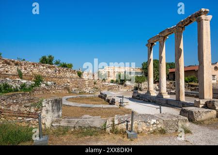 Griechenland, Athen, Hadrian's Library, manchmal auch „Bibliothek der hundert Säulen“ genannt, war eine große Bibliothek auf der römischen Agora im antiken Athen, von der heute noch imposante Ruinen erhalten sind. Stockfoto