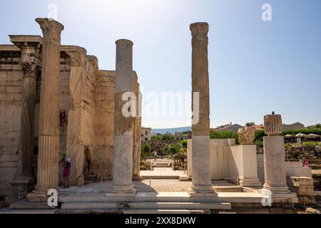 Griechenland, Athen, Hadrian's Library, manchmal auch „Bibliothek der hundert Säulen“ genannt, war eine große Bibliothek auf der römischen Agora im antiken Athen, von der heute noch imposante Ruinen erhalten sind. Stockfoto