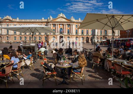 Frankreich, Haute Garonne, Toulouse, auf dem Place du Capitole und auf den Terrassen der Bars und Restaurants, Rathaus im Hintergrund Stockfoto