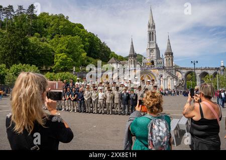 Frankreich, Hautes Pyrenäen, Lourdes, der Schrein Notre Dame de Lourdes, Soldaten posieren vor den Basiliken für ein Gruppenfoto während der 64. Internationalen Militärwallfahrt Stockfoto