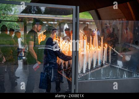 Frankreich, Hautes Pyrenäen, Lourdes, der Schrein Notre Dame de Lourdes, Militärangehörige, die während der 64. Internationalen Militärwallfahrt Kerzen legen Stockfoto