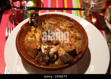 Langsam gekochter Cassoulet-Eintopf, typisch für Carcassonne, Frankreich. Entenschenkel und Wurst im Konfit mit Bohnen. Stockfoto