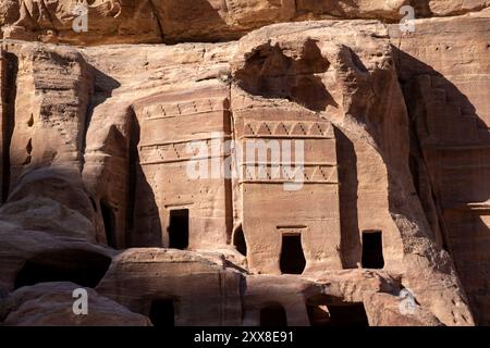 Jordanien, archäologische Stätte von Petra, die von der UNESCO zum Weltkulturerbe erklärt wurde, Gräber in der Nähe des Theaters Stockfoto