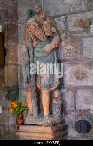 Frankreich, Finistere, Locronan, beschriftet mit Les Plus Beaux Villages de France (die schönsten Dörfer Frankreichs), Kirche Saint Ronan aus dem 15. Jahrhundert, Statue des heiligen Christophorus mit dem Christuskind Stockfoto