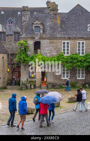 Frankreich, Finistere, Locronan, gekennzeichnet mit Les Plus Beaux Villages de France (die schönsten Dörfer Frankreichs), Platz der Kirche gesäumt von bemerkenswerten Häusern aus dem 16. Und 17. Jahrhundert Stockfoto