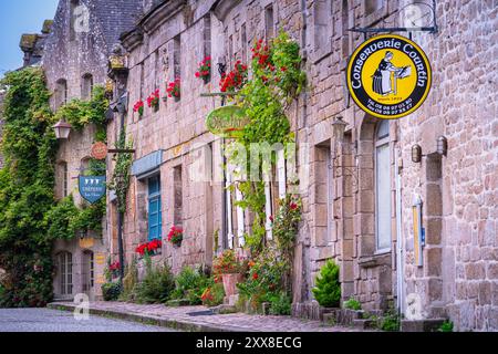 Frankreich, Finistere, Locronan, beschriftet mit Les Plus Beaux Villages de France (die schönsten Dörfer Frankreichs), traditionelle Steinhäuser Stockfoto