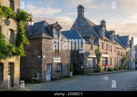 Frankreich, Finistere, Locronan, beschriftet mit Les Plus Beaux Villages de France (die schönsten Dörfer Frankreichs), traditionelle Steinhäuser Stockfoto