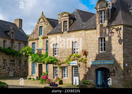 Frankreich, Finistere, Locronan, gekennzeichnet mit Les Plus Beaux Villages de France (die schönsten Dörfer Frankreichs), Platz der Kirche gesäumt von bemerkenswerten Häusern aus dem 16. Und 17. Jahrhundert Stockfoto