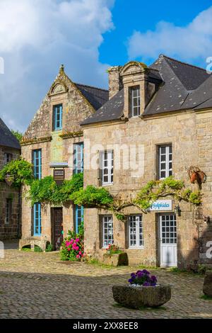 Frankreich, Finistere, Locronan, gekennzeichnet mit Les Plus Beaux Villages de France (die schönsten Dörfer Frankreichs), Platz der Kirche gesäumt von bemerkenswerten Häusern aus dem 16. Und 17. Jahrhundert Stockfoto