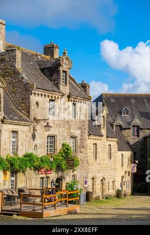 Frankreich, Finistere, Locronan, gekennzeichnet mit Les Plus Beaux Villages de France (die schönsten Dörfer Frankreichs), Platz der Kirche gesäumt von bemerkenswerten Häusern aus dem 16. Und 17. Jahrhundert Stockfoto