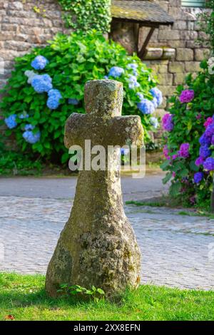 Frankreich, Finistere, Locronan, beschriftet mit Les Plus Beaux Villages de France (die schönsten Dörfer Frankreichs), Granit-Wegkreuz Stockfoto