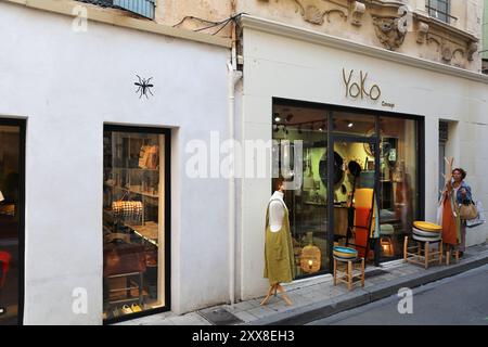 ARLES, FRANKREICH - 1. OKTOBER 2021: Lokale Mode- und Wohnkultur-Geschäfte in Arles, Frankreich. Arles ist eine bedeutende Stadt in der Provence. Stockfoto