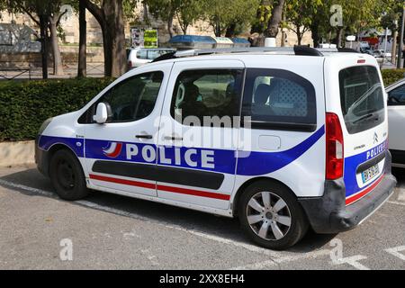 ARLES, FRANKREICH - 1. OKTOBER 2021: Lokaler französischer Polizeiwagen der französischen Polizei in Arles, Frankreich. Arles ist eine große Stadt in der Provence. Stockfoto