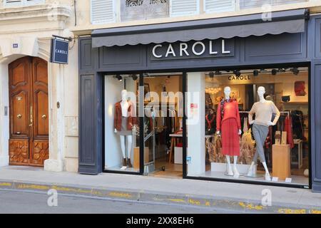 ARLES, FRANKREICH - 1. OKTOBER 2021: Modegeschäft Caroll in Arles, Frankreich. Arles ist eine bedeutende Stadt in der Provence. Stockfoto