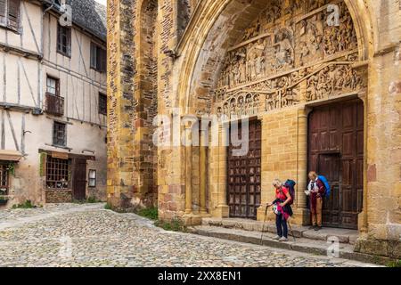 Frankreich, Aveyron, Conques, beschriftet mit Les Plus Beaux Villages de France, Abteikirche Sainte-Foy aus dem 11. Jahrhundert, von der UNESCO zum Weltkulturerbe erklärt, Saint-Jacques Pilger unter dem Tympanon des letzten Gerichts und seinen Figuren aus dem 12. Jahrhundert aus 124 Stockfoto