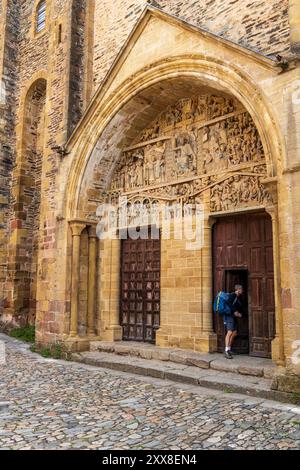 Frankreich, Aveyron, Conques, beschriftet mit Les Plus Beaux Villages de France, Abteikirche Sainte-Foy aus dem 11. Jahrhundert, von der UNESCO zum Weltkulturerbe erklärt, Pilger von Saint-Jacques unter dem Tympanon des letzten Gerichts und seinen Figuren aus dem 12. Jahrhundert aus 124 Stockfoto