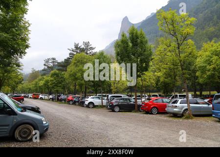 PYRENÄEN, SPANIEN - 25. SEPTEMBER 2021: Öffentliche Parkplätze für Wanderwege im Nationalpark Ordesa y Monte Perdido in den Pyrenäen. Stockfoto