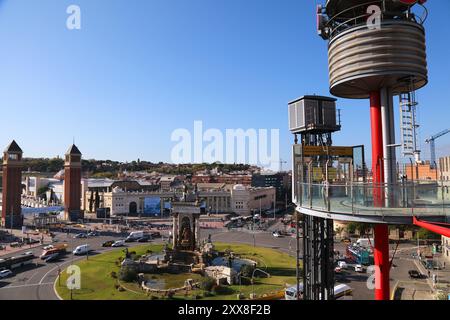 BARCELONA, SPANIEN - 8. OKTOBER 2021: Besucher besuchen die Terrasse mit Blick auf den Platz Placa d'Espanya in Barcelona. Stockfoto