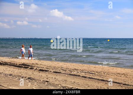 LA GRANDE-MOTTE, FRANKREICH - 2. OKTOBER 2021: Besucher besuchen den Strand von Grand Travers (Plage du Grand Travers) im Ferienort La Grande-Motte in der Region Languedoc Stockfoto