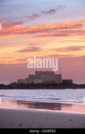 Frankreich, Ille-et-Vilaine, Saint-Malo, Sillon Great Beach und National Fort, 1689 nach Vaubans Plänen errichtete Bastion Stockfoto