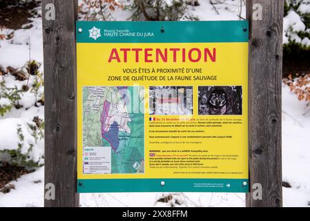 Frankreich, Ain, Jura Massif, regionaler Naturpark, Spaziergang Crêt de la Goutte, Wegweiser Stockfoto