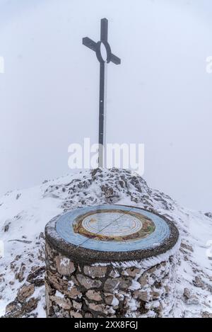 Frankreich, Ain, Jura Massif, regionaler Naturpark, Wanderung Crêt de la Goutte, Gipfelkreuz und Orientierungstabelle Stockfoto