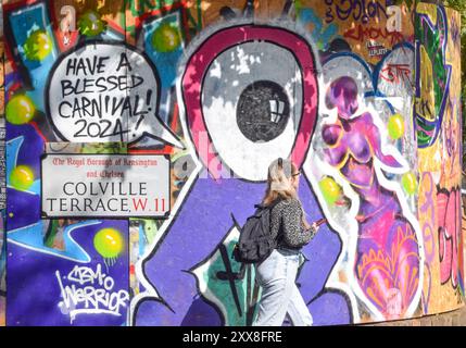 London, England, Großbritannien. August 2024. Eine Frau läuft an verschlossenen Häusern vor dem Notting Hill Carnival vorbei, der am 25. Und 26. August stattfindet. (Kreditbild: © Vuk Valcic/ZUMA Press Wire) NUR REDAKTIONELLE VERWENDUNG! Nicht für kommerzielle ZWECKE! Stockfoto