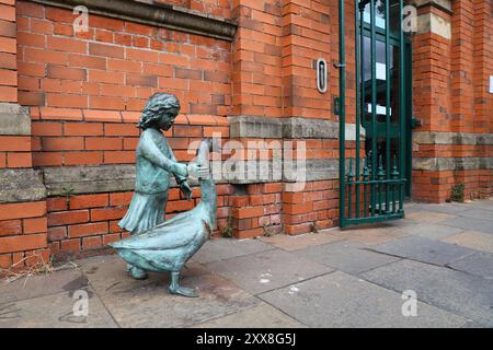 BELFAST, Großbritannien – 22. JUNI 2024: Alec the Goose Skulptur in East Belfast. Die Statue erinnert an eine beliebte lokale Gans, die einst St. George's Mar durchstreifte Stockfoto