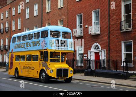 DUBLIN, IRLAND - 7. JULI 2024: Touristen fahren mit dem Vintage Tea Trips alten Doppeldeckerbus in Dublin, Irland. Stockfoto