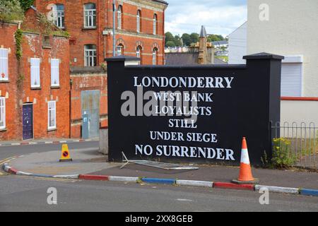 DERRY, Großbritannien – 24. JUNI 2024: Londonderry West Bank Loyalists Under Belagerung No Surrender Loyalist Wandgemälde in Derry (auch bekannt als Londonderry) in Nordirland. Stockfoto