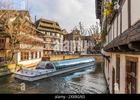 Frankreich, Unterrhein, Straßburg, historisches Zentrum, das zum UNESCO-Weltkulturerbe gehört, La Petite France, Hausboot auf einem der Arme des Flusses l'Ill Stockfoto