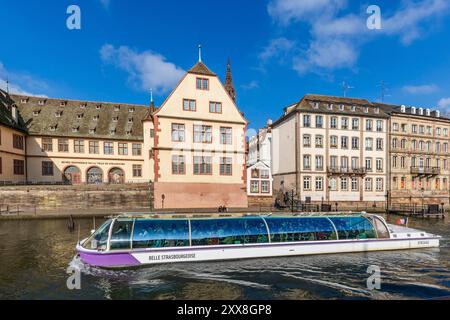 Frankreich, Unterrhein, Straßburg, Altstadt, die zum UNESCO-Weltkulturerbe gehört, Hausboot auf einem der Arme des Flusses l'Ill vor dem historischen Museum der Stadt Straßburg Stockfoto