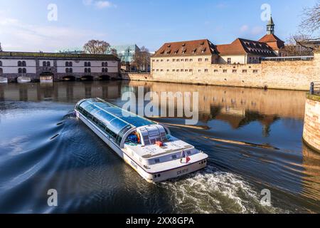 Frankreich, Unterrhein, Straßburg, historisches Zentrum, das zum UNESCO-Weltkulturerbe erklärt wurde, La Petite France, Hausboot auf einem der Arme des Flusses l'Ill mit der Passage Georges Franhauser im Hintergrund Stockfoto