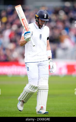 Der Englands Jamie Smith sieht niedergeschlagen aus, nachdem er 111 Runden am dritten Tag des ersten Rothesay Test Matches im Emirates Old Trafford, Manchester, von Dinesh Chandimal aus Sri Lanka (nicht abgebildet) gefangen wurde. Bilddatum: Freitag, 23. August 2024. Stockfoto