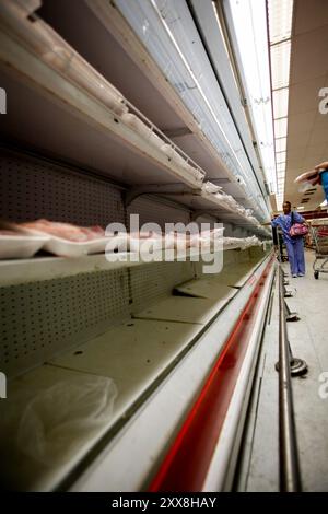 Lebensmittel werden in Venezuela zu einem politischen Thema, da die Regierung private Lebensmittelunternehmen verstaatlicht, die des Hortens beschuldigt werden. Tomme mathyller i en av de Private Supermarkedene. Stockfoto