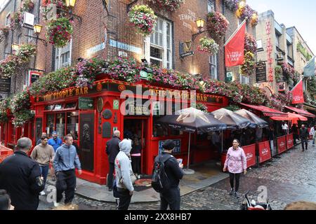 DUBLIN, IRLAND - 5. JULI 2024: Besucher besuchen die Temple Bar, einen berühmten Pub im Zentrum von Dublin, Irland. Stockfoto